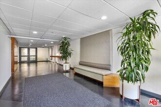 740 Kings Rd in Los Angeles, CA - Building Photo - Building Photo