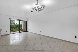 9421 Fontainebleau Blvd in Miami, FL - Building Photo - Building Photo