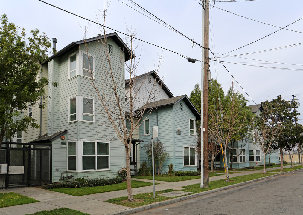 Chestnut Linden Court Apartments in Oakland, CA - Building Photo