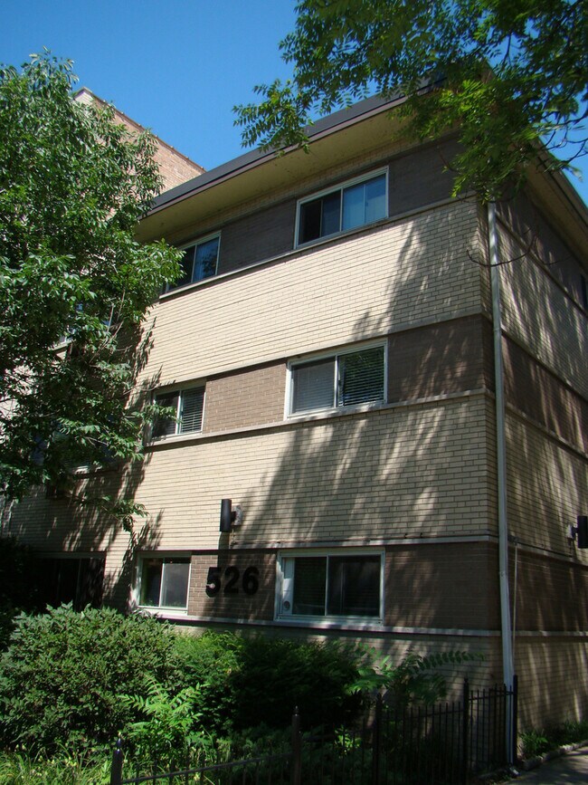property at 526 W Roscoe St