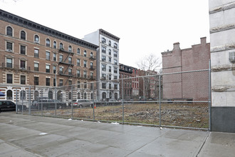 400 Lenox Ave in New York, NY - Building Photo - Building Photo