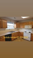 1227 Glenridge St in Lebanon, MO - Building Photo - Building Photo