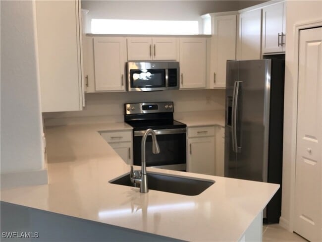 2016 Vermont Ln in Naples, FL - Foto de edificio - Building Photo