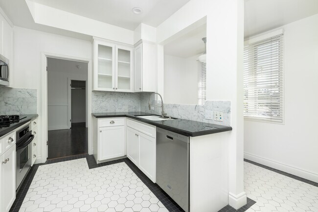 Doheny Sunset Apartments in West Hollywood, CA - Building Photo - Building Photo