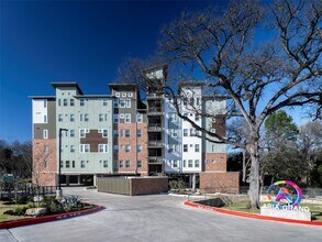 1800 S I-35 Frontage Rd in Austin, TX - Foto de edificio - Building Photo