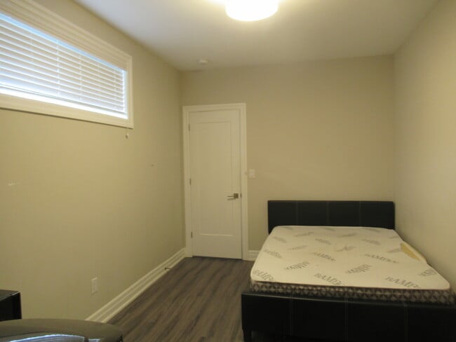 Basement Bachelors Rental in Toronto, ON - Building Photo - Building Photo