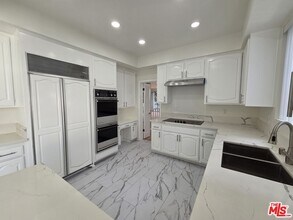 126 Croft Ave in Los Angeles, CA - Building Photo - Building Photo