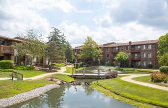 Arrowhead Apartments in Palatine, IL - Foto de edificio - Building Photo
