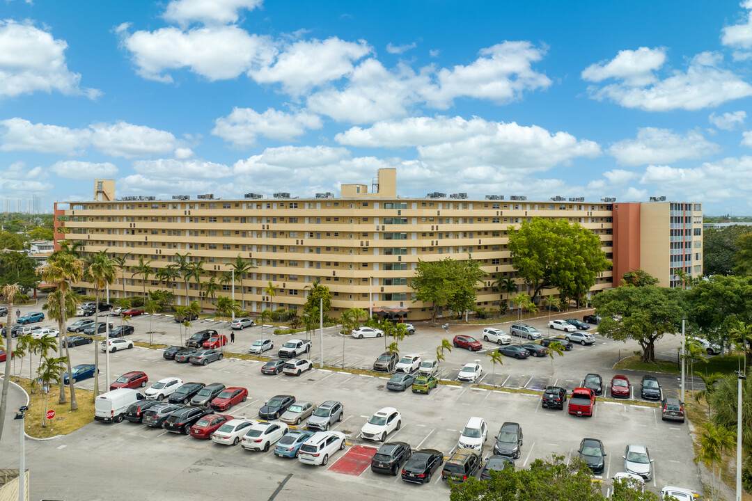 Jade Winds in North Miami Beach, FL - Building Photo