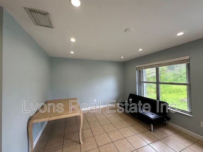 4233 Pine Drop Ln in North Fort Myers, FL - Building Photo - Building Photo
