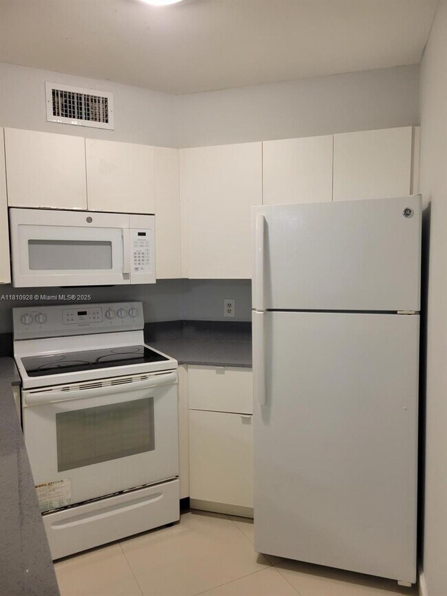216 Lake Pointe Dr in Oakland Park, FL - Building Photo - Building Photo
