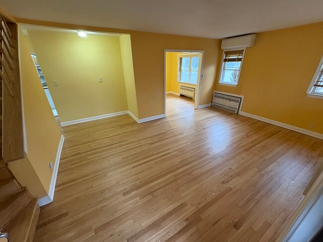 24 Ormond St in Dix Hills, NY - Foto de edificio - Building Photo