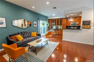 1554 N Hobart Blvd, Unit 2 in Los Angeles, CA - Building Photo