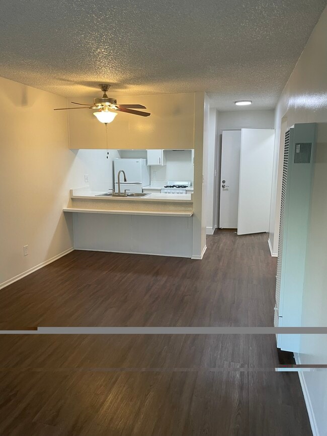 La Villa Mesa in San Pedro, CA - Building Photo - Building Photo