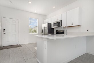 2037 Viewfinder St in Poinciana, FL - Foto de edificio - Building Photo