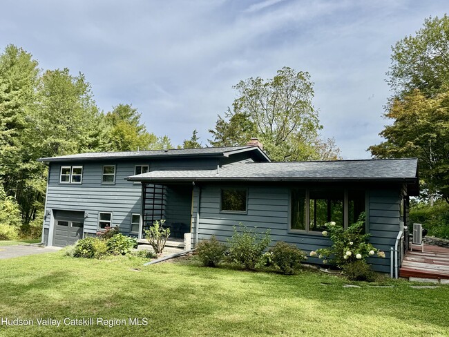 399 Hamburg Rd in Catskill, NY - Foto de edificio - Building Photo
