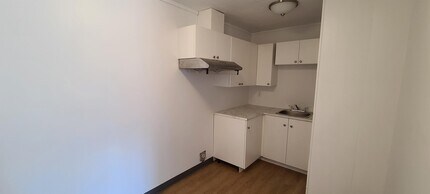 3173 Sandwich St. in Windsor, ON - Building Photo - Building Photo