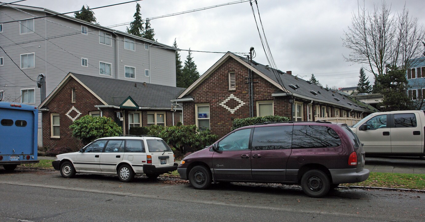 Ravenna Court in Seattle, WA - Building Photo