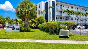 447 NE 195th St in Miami, FL - Building Photo
