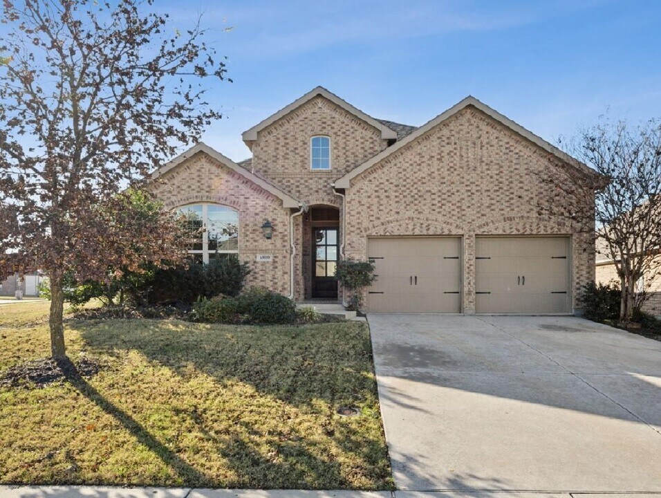 6800 Barolo Dr in Rowlett, TX - Foto de edificio