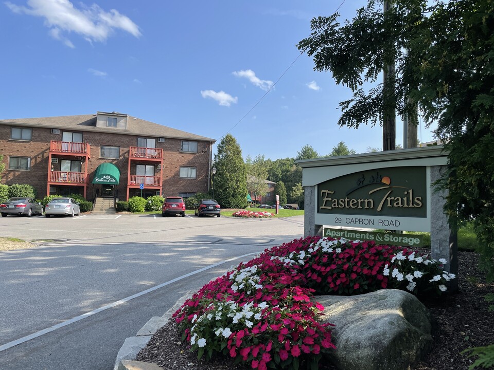 Eastern Trails Apartments and Storage in Milford, NH - Foto de edificio