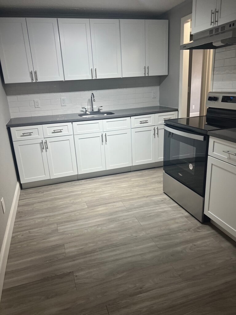 Oak Gardens Apartments in Hollywood, FL