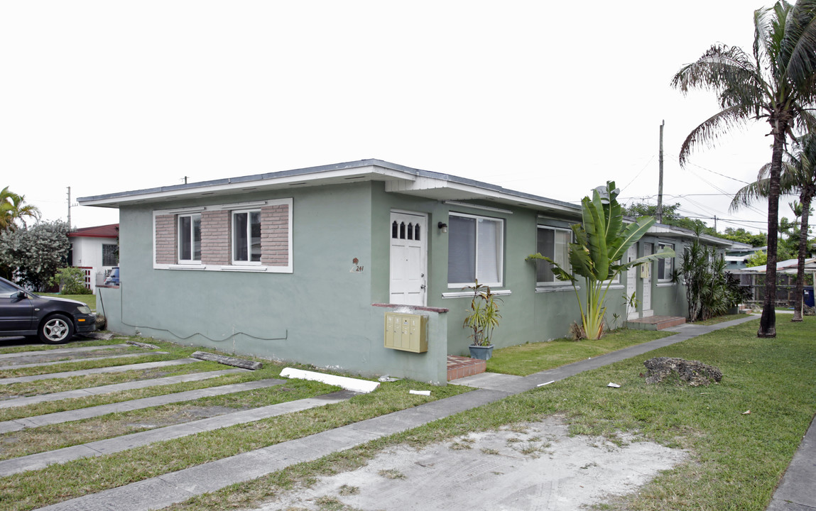 241-251 SW 57th Ave in Miami, FL - Foto de edificio