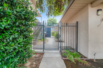 718 N Floral St in Visalia, CA - Building Photo - Building Photo