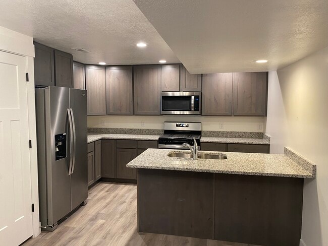 332 S 160 W in Centerville, UT - Building Photo - Building Photo