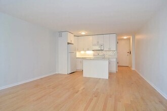 2400 N Lakeview Ave, Unit 317 in Chicago, IL - Building Photo - Building Photo