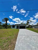 8533 Lancelot Ave in North Port, FL - Building Photo