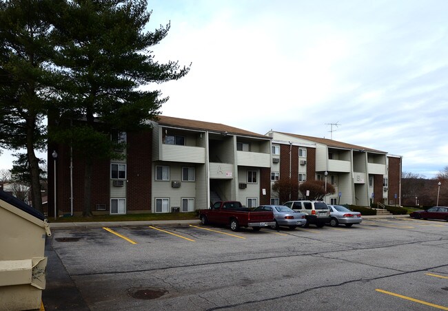 Riverbend Apartments in Cranston, RI - Foto de edificio - Building Photo