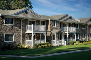 Fairfield Courtyard at Lake Grove Apartments