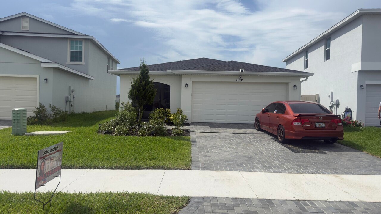 682 Papillon St SW in Palm Bay, FL - Building Photo