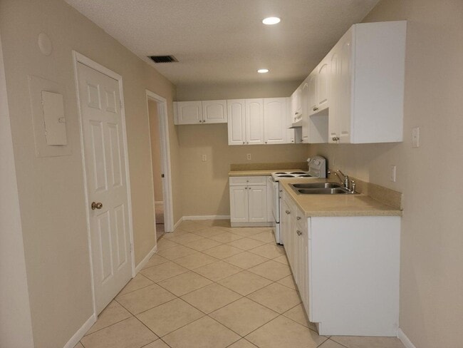 2002 S 10th St in Fort Pierce, FL - Building Photo - Building Photo