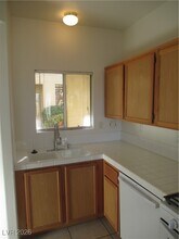 1050 E Cactus Ave in Las Vegas, NV - Building Photo - Building Photo