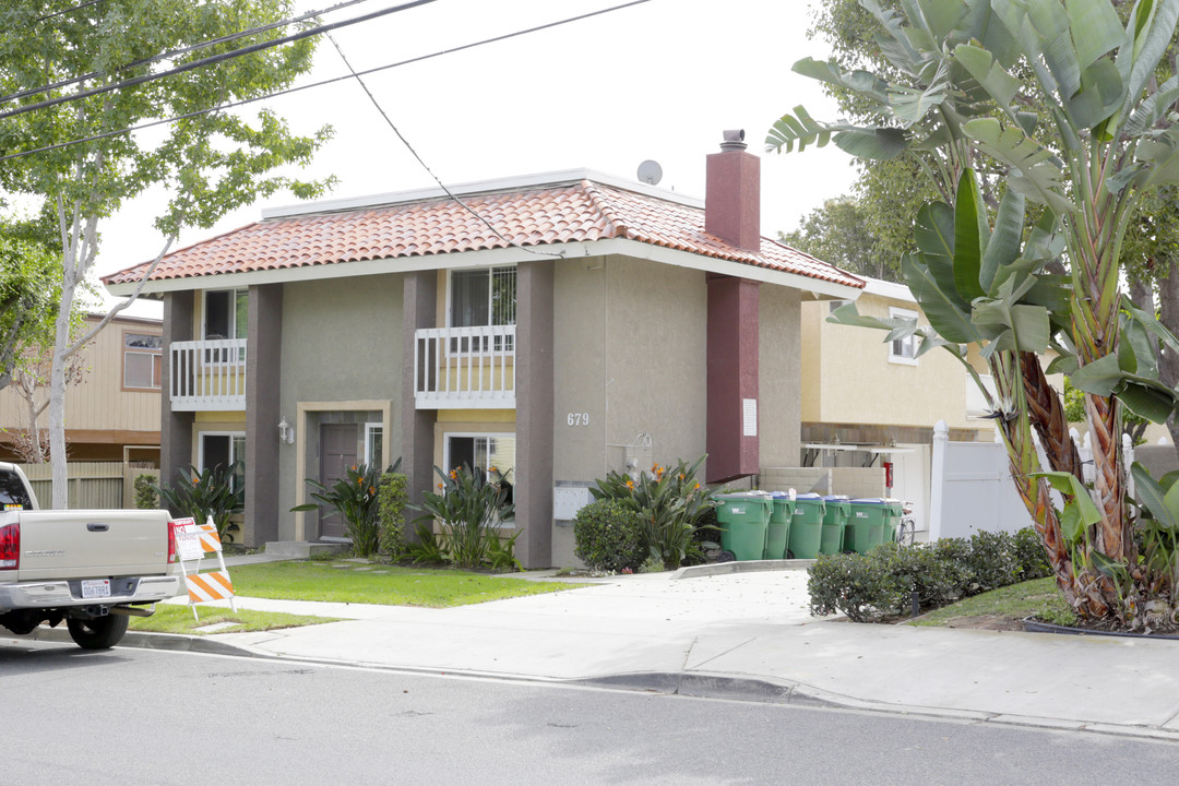 679 18th St in Costa Mesa, CA - Building Photo