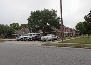 Meeting Street Manor - Cooper River Court in Charleston, SC - Foto de edificio - Building Photo