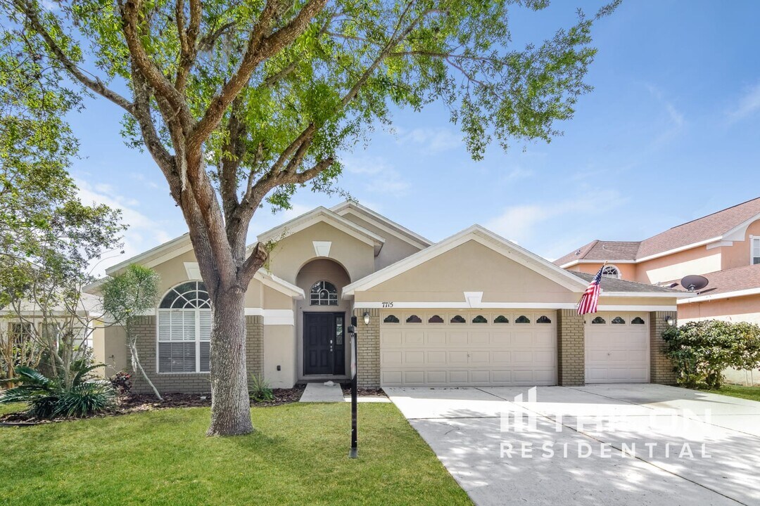 7715 Nottinghill Sky Dr in Apollo Beach, FL - Building Photo
