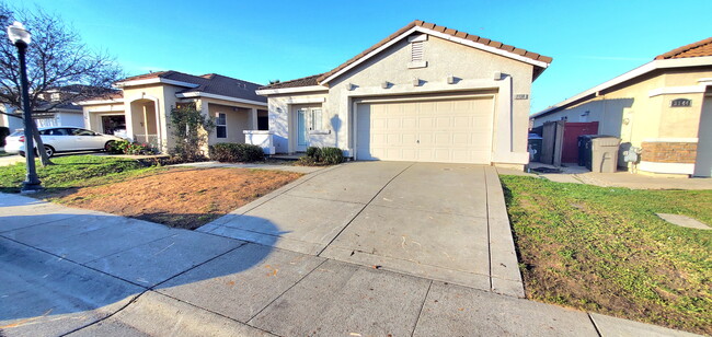 2138 Paul Courter Way in Sacramento, CA - Building Photo - Building Photo