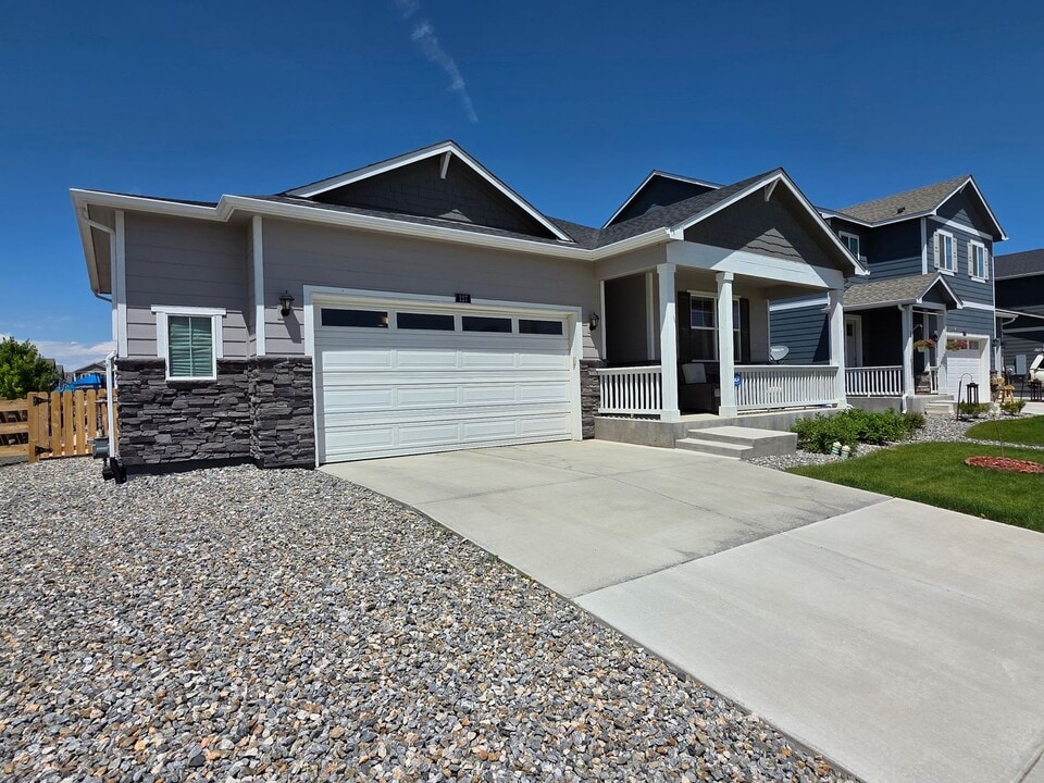 127 Monarch St in Bennett, CO - Building Photo