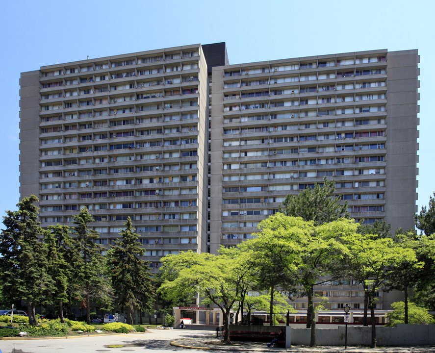 100 Leeward Glenway in Toronto, ON - Building Photo