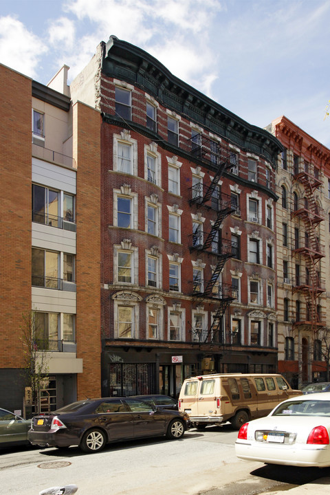 208-210 E 7th St in New York, NY - Building Photo