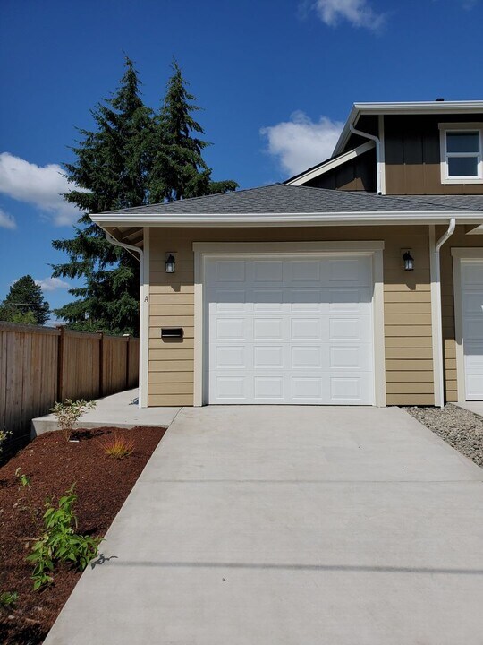 303 S Diamond St in Centralia, WA - Building Photo