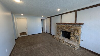 7209 W 56th Terrace in Overland Park, KS - Foto de edificio - Building Photo