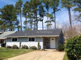 1083 Tall Oak Dr in Virginia Beach, VA - Building Photo