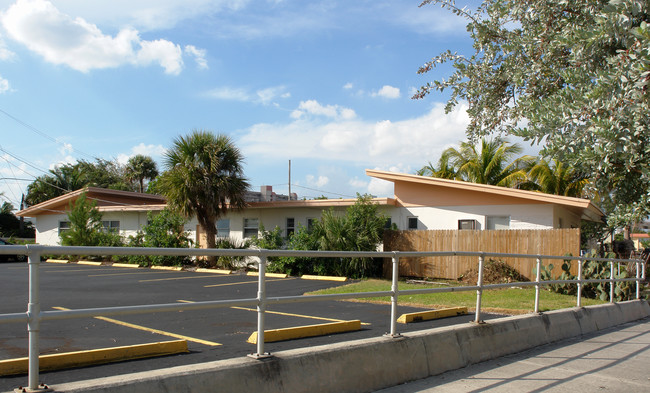3260 NE 12th St in Pompano Beach, FL - Foto de edificio - Building Photo