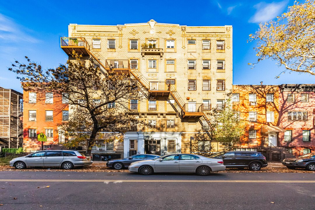 149 Taylor St in Brooklyn, NY - Building Photo