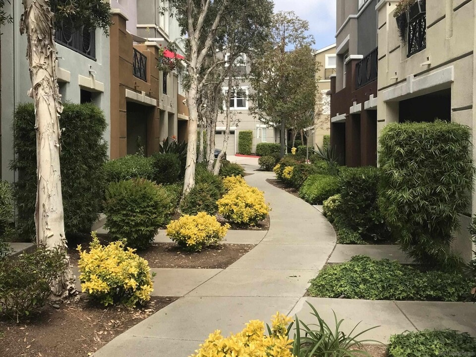 8753 Plaza Park Ln in San Diego, CA - Building Photo
