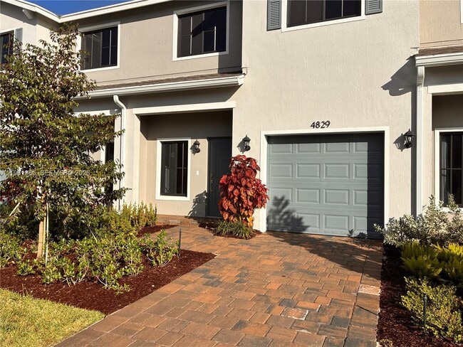 4829 Dillon St in Greenacres, FL - Building Photo - Building Photo